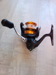 Moulinet Shimano FX 2500HG (High Gear), idéal pour la pêche des carnassiers au leurre (truite, perche, black-bass, sandre). Caractéristiques techniques : - Modèle : FX 2500 HG (Ratio élevé) - Ratio : 6.2:1 - Récupération : 88 cm par tour de manivelle - Frein : 4 kg - Poids : 250 g - Roulements : 2+1 - Capacité fil (Nylon Mono) : 0.25 mm - 160 m Vendu dans sa boîte d'origine. 